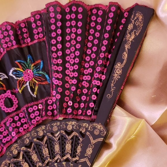 Black & Pink Sequin Embroidered Fan - Picture 5 of 6